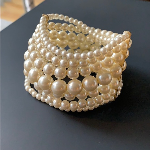3/$30 - Multi strand pearl bracelet - Picture 1 of 2